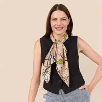 Φουλάρι τετράγωνο ροζ εμπριμέ φλοράλ Bella Ballou Blossom