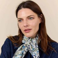 Φουλάρι τετράγωνο μπλε εμπριμέ φλοράλ Bella Ballou Living Garden