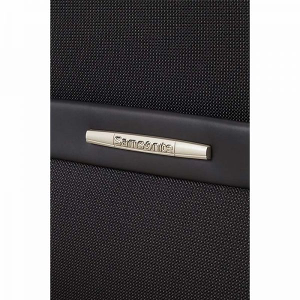 Βαλίτσα μαλακή μαύρη μεσαία με 4 ρόδες Samsonite Dynamo Spinner 67cm Black, λεπτομέρεια μπροστινής όψης
