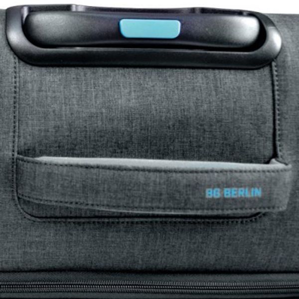 Βαλίτσα υφασμάτινη μεσαία επεκτάσιμη γκρι με 4 ρόδες BG Berlin Aerolite Luggage 24'' Titanium, λεπτομέρεια, χειρολαβή.